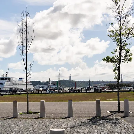 Modern 41br With Art & Tagus River Views * リスボン